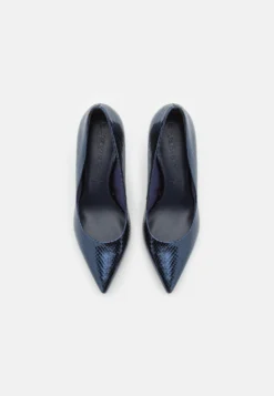 Tamaris Klassieke Pumps - Navy Metallic 11 Tamaris Klassieke Pumps - Navy Metallic -Tamaris Verkoopwinkel 00f29a51a05f43a5a529f36a2a6c614c scaled