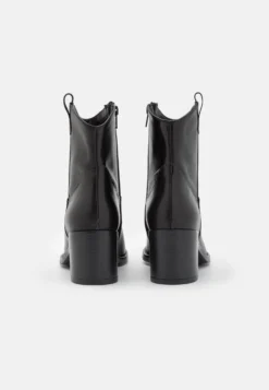 Tamaris Cowboy-/Bikerlaarsjes - Black 9 Tamaris Cowboy-/Bikerlaarsjes - Black -Tamaris Verkoopwinkel 02f3e2e3828a402c9dbeb329099ffb27 scaled