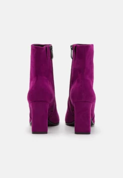 Tamaris Korte Laarzen - Dark Pink -Tamaris Verkoopwinkel 084921b5490f45caa50db1fb865a6039 scaled