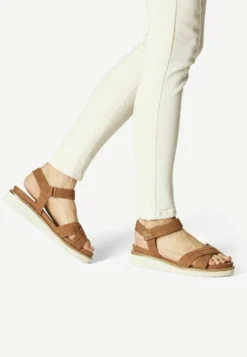 Tamaris Sandalen Met Sleehak - Cognac