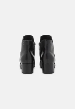 Tamaris Korte Laarzen - Black Matt 9 Tamaris Korte Laarzen - Black Matt -Tamaris Verkoopwinkel 2510a29a7c39414c87d95211ce388a26 scaled