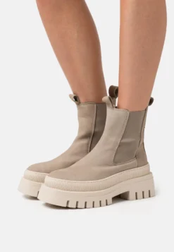 Tamaris Enkellaarsjes Met Plateauzool - Taupe