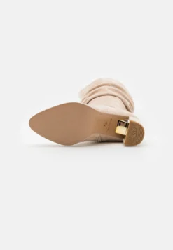 Tamaris Laarzen - Ivory 10 Tamaris Laarzen - Ivory -Tamaris Verkoopwinkel 416cbebc49494308ac57d96181129bb4 scaled