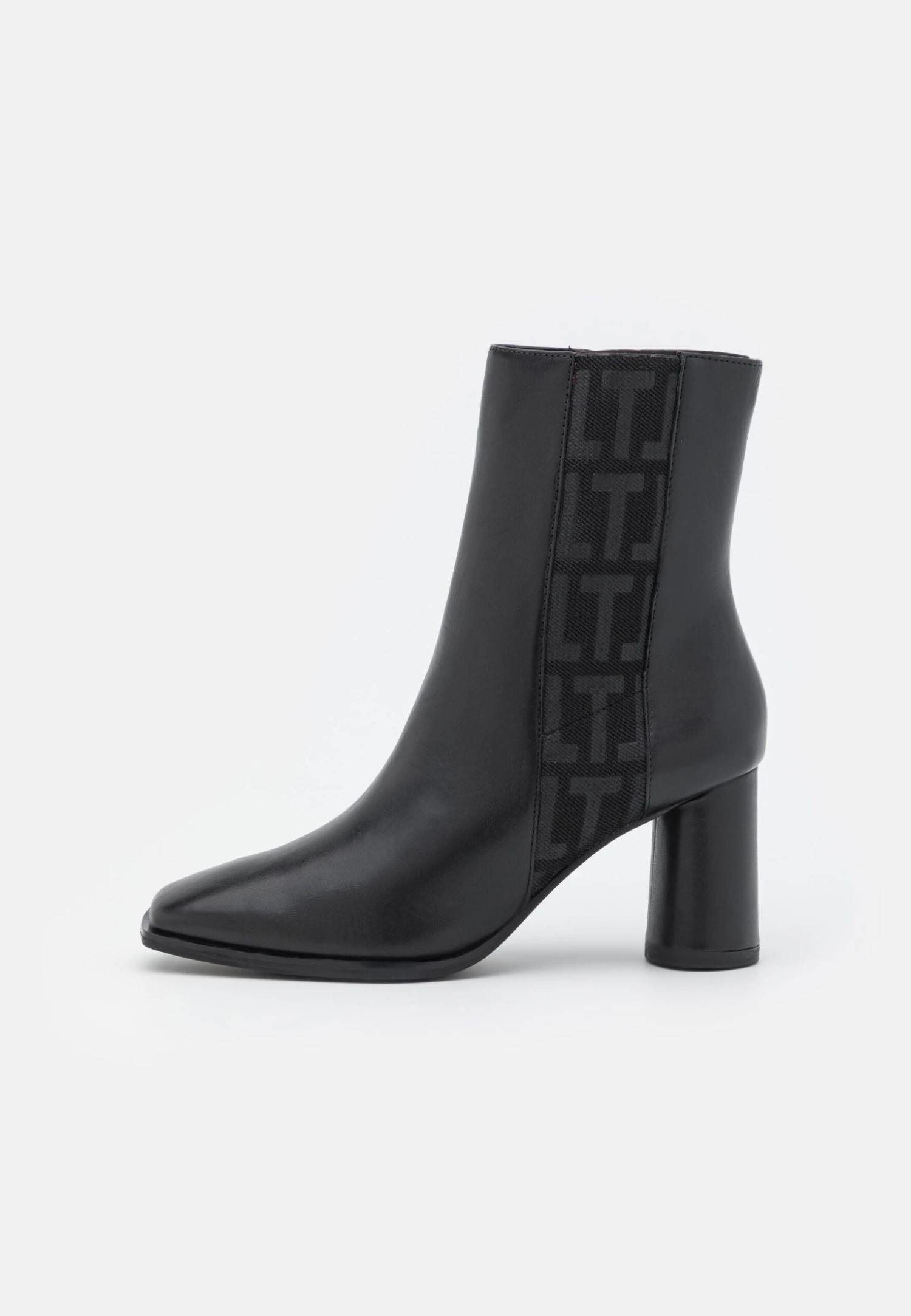 Tamaris Enkellaarsjes Met Hoge Hak - Black 2 Tamaris Enkellaarsjes Met Hoge Hak - Black - Afbeelding 2