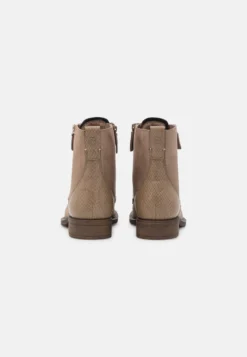Tamaris Veterboots - Taupe -Tamaris Verkoopwinkel 5034a97451364f49b06d4574298221f5 scaled