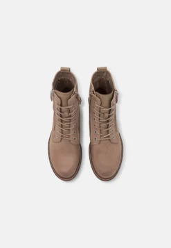 Tamaris Veterboots - Taupe -Tamaris Verkoopwinkel 67634a42981947eaa9a2b8828b1e0d08 scaled