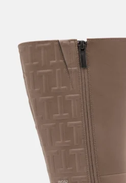 Tamaris Laarzen Met Hoge Hak - Taupe 11 Tamaris Laarzen Met Hoge Hak - Taupe -Tamaris Verkoopwinkel 724046b3aa794c0fa81fe22e23d8f4cf scaled