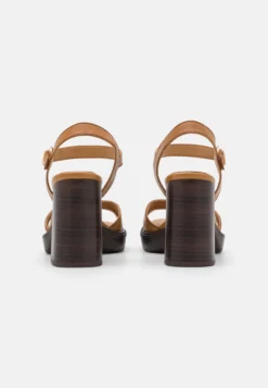 Tamaris Clogs - Camel -Tamaris Verkoopwinkel 7cee66923bd34c6fb1250df91a1bac63 scaled