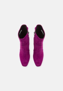 Tamaris Korte Laarzen - Dark Pink -Tamaris Verkoopwinkel 7ffa3841f44640d386bbc2741882b9c3 scaled