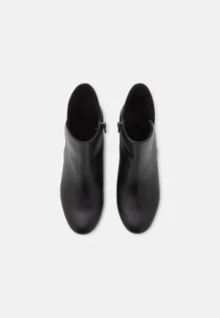 Tamaris Korte Laarzen - Black Matt 11 Tamaris Korte Laarzen - Black Matt -Tamaris Verkoopwinkel 9ea319fa3b494f798aa386941e371105 scaled