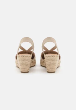 Tamaris Espadrilles - Nude 9 Tamaris Espadrilles - Nude -Tamaris Verkoopwinkel a8e3d110d49b4c718111c1b666ed250e scaled