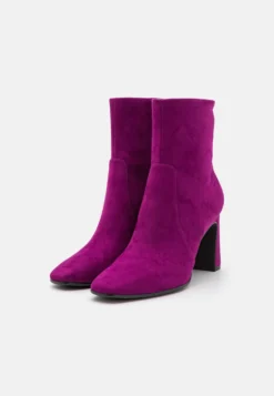 Tamaris Korte Laarzen - Dark Pink -Tamaris Verkoopwinkel b4c91efd1c334635b7c2beed3a153ae3 scaled