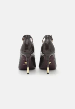 Klassieke Pumps - Mahogany 7 Klassieke Pumps - Mahogany -Tamaris Verkoopwinkel c3a76221b290496fbe079ea32b21c8eb scaled