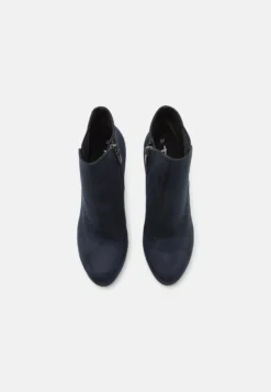 Tamaris Enkellaarsjes Met Hoge Hak - Navy 11 Tamaris Enkellaarsjes Met Hoge Hak - Navy -Tamaris Verkoopwinkel e30d3293b32f4d37a7f2de7cc7c06094 scaled