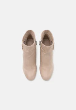 Tamaris Korte Laarzen - Ivory 11 Tamaris Korte Laarzen - Ivory -Tamaris Verkoopwinkel e5595f4e241c4b19b27fc917ae8b91a7 scaled