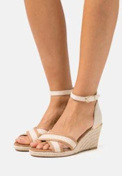 Tamaris Sandalen Met Sleehak - Camel